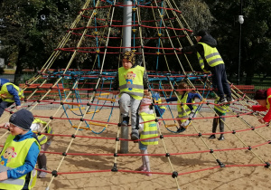 Dzieci bawią się na placu zabaw w parku